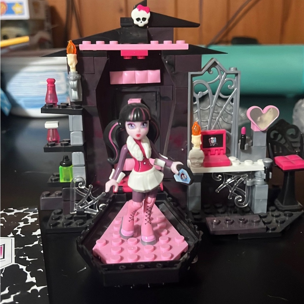 Monster High Draculaura’s bedroom megablox complete set WITH MANUAL